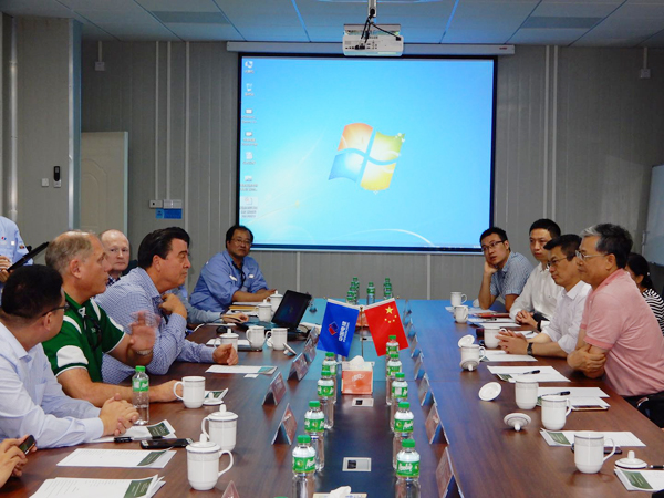 1506654035131495.jpg 李凡榮與業(yè)主交流.jpg