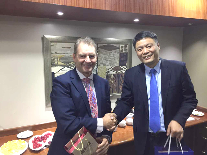 梁軍與標行常務(wù)行長Marais Anton合影.jpg