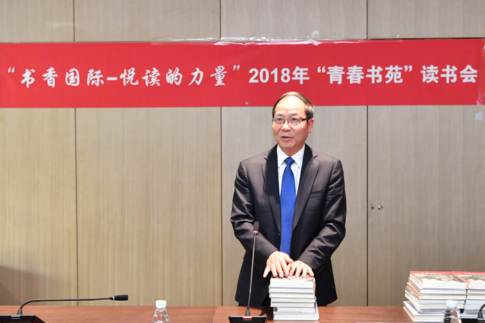 1524723082280578.jpg 1.趙家旺發(fā)言并向各支部贈送圖書 (2).JPG