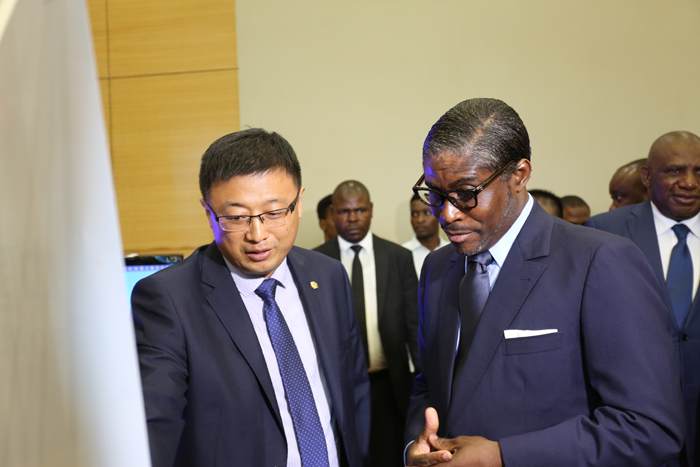 1525308580509796.jpg 劉亞中向副總統(tǒng)介紹中國(guó)電建.JPG