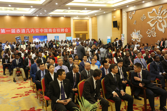 1525308591167999.jpg 招聘會(huì)現(xiàn)場(chǎng)2.jpg