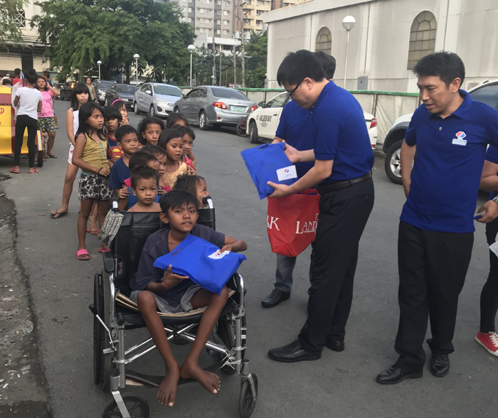 1528096870578552.jpg 有條不紊的接受捐贈(zèng).jpg