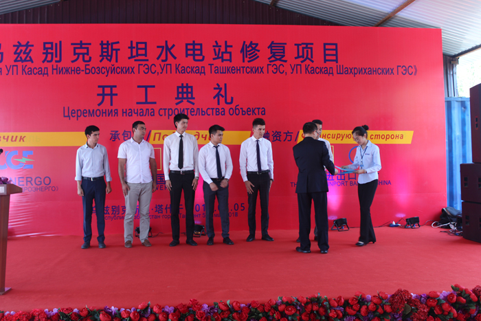 1531203310155731.jpg 頒發(fā)錄取通知書.jpg