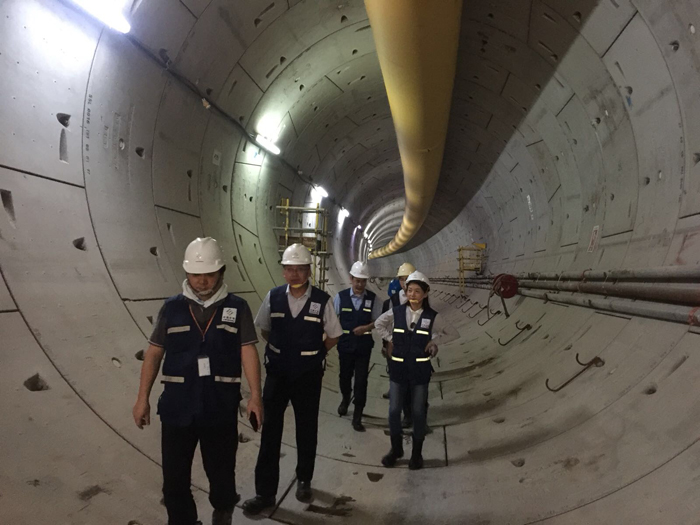 1531285889968719.jpg 檢查組在T217項目隧道內(nèi)檢查指導工作.jpg