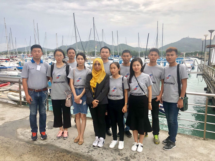 1531356055229950.jpg 7月10日下午中國電建救援小組在碼頭的合影(民聯(lián)廳拍攝) - 副本.jpg