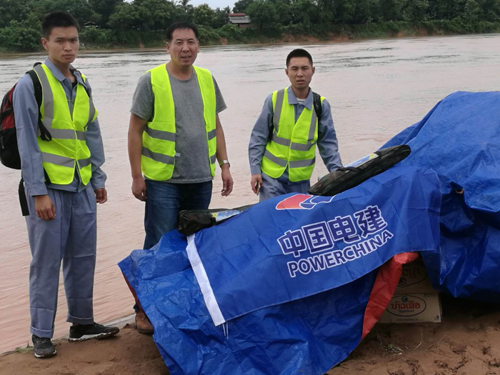 1532589291783599.jpg 中國(guó)電建救援人員運(yùn)送救援物資.jpg