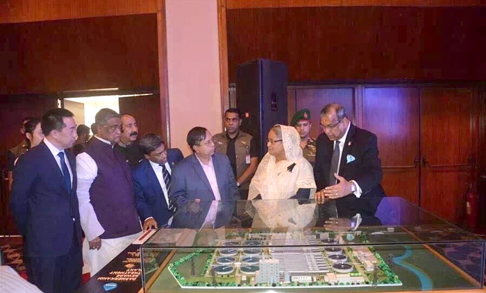 1534757736901672.jpg 哈西娜總理視察項(xiàng)目沙盤.jpg