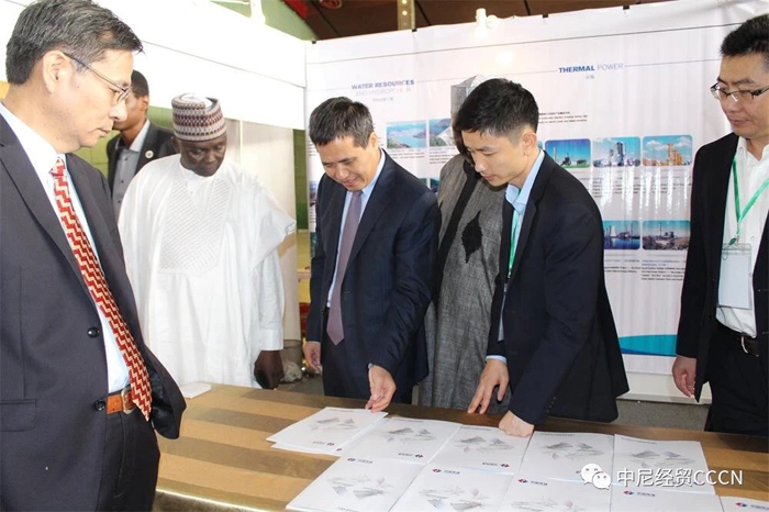 1535329953311218.jpg 使館經(jīng)商參贊趙林祥(左一),駐尼大使周平劍(左三)參觀我公司展位.jpg