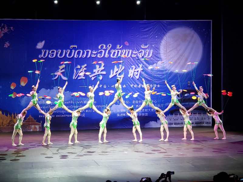 1538277233799865.jpg 晚會現(xiàn)場.jpg