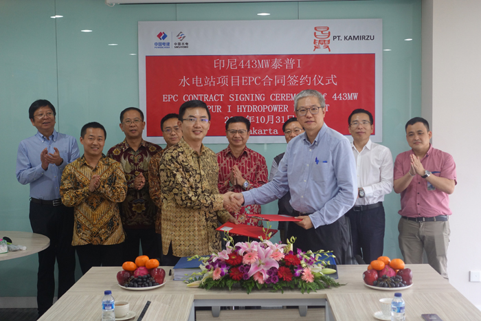 1541489043353271.jpg 簽約合影.jpg