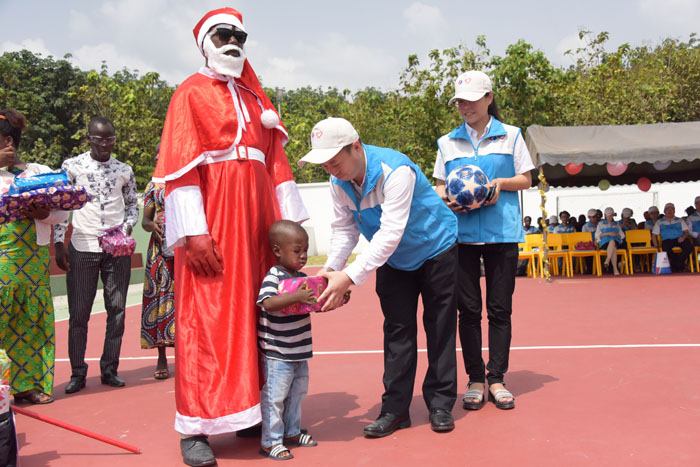 1545717648801941.jpg 張繼雄為可愛的孩子們發(fā)放圣誕禮物2.jpg