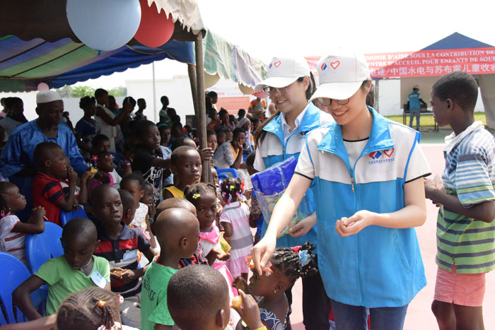 1545717655402954.jpg 蘇布雷、波波里項目青年志愿者給孩子們發(fā)放糖果.jpg