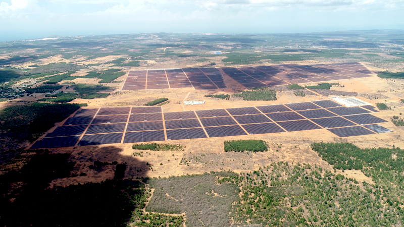 越南虹峰巨型光伏發(fā)電場.jpg