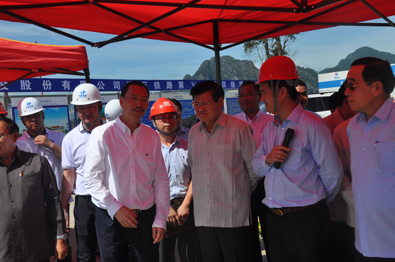 老撾總理通倫?西蘇里聽(tīng)取李兵選總經(jīng)理對(duì)萬(wàn)榮車站工程進(jìn)展匯報(bào).JPG
