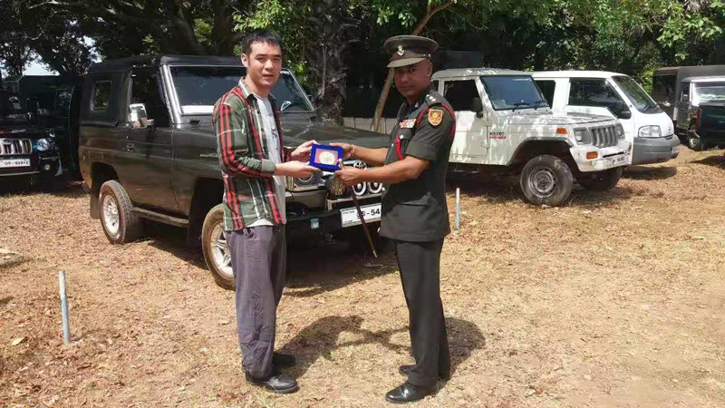 斯安全部隊少將為袁浩頒發(fā)紀(jì)念獎?wù)?jpg