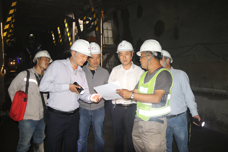 指揮長李斌、分局領(lǐng)導(dǎo)在隧道內(nèi)進(jìn)行技術(shù)攻關(guān).JPG