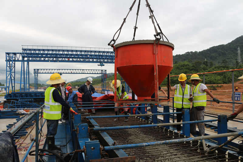 首梁澆筑施工現(xiàn)場(chǎng)     張琳琳攝.JPG