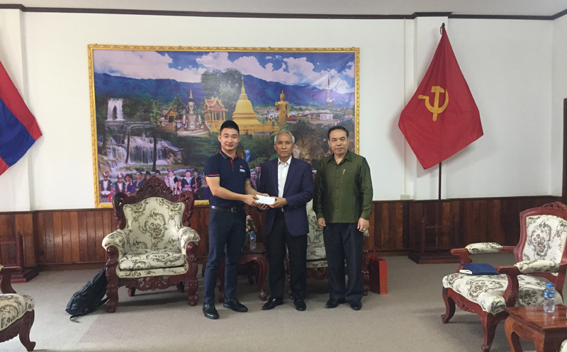 圖1 中國電建向烏多姆賽省長遞交救災(zāi)善款.jpg