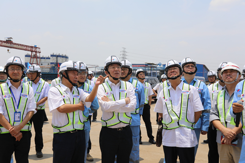 晏董事長、李燕明總視察一號梁場.jpg