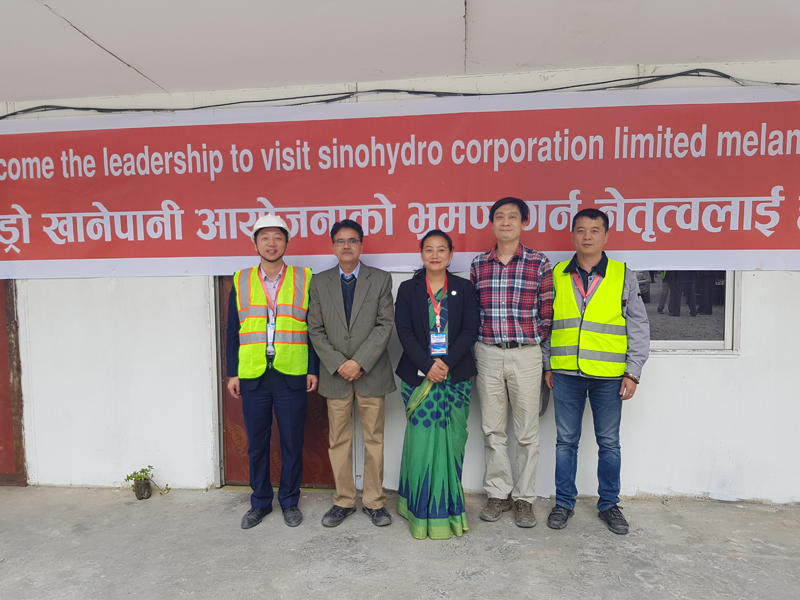 圖2 部長(zhǎng)與業(yè)主項(xiàng)目部代表處人員合影.jpg