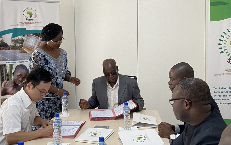 前方與SABER-ABREC公司總經(jīng)理Adji Otèh AYASSOR和合同負(fù)責(zé)人Fran?ois W.BEHIRA簽署項(xiàng)目合同.jpg