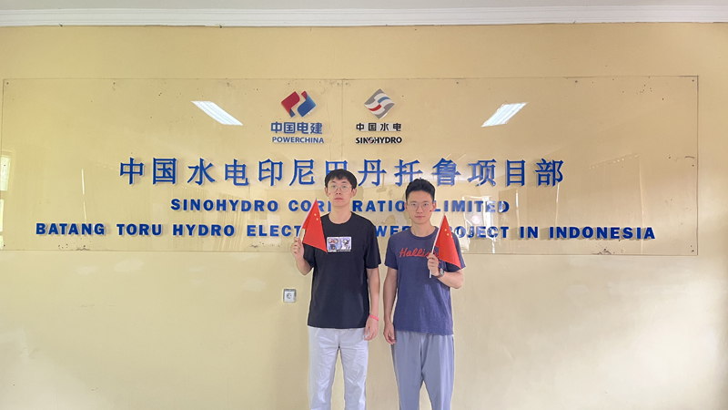 圖9 國(guó)旗合照.jpg