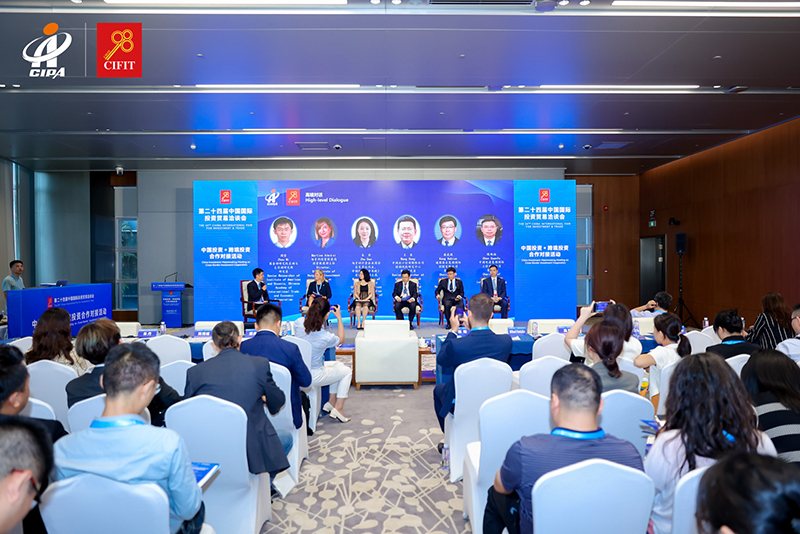 陳觀福代表中國電建參加第二十四屆中國國際貿(mào)易投資洽談會 (4).jpg