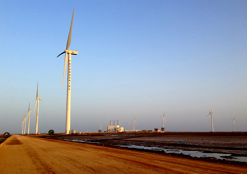 巴基斯坦大沃49.5MW風(fēng)電項(xiàng)目，是“中巴經(jīng)濟(jì)走廊優(yōu)先建設(shè)項(xiàng)目”清單首批14個(gè)項(xiàng)目中第一個(gè)完成融資關(guān)閉并開(kāi)工的中方投資項(xiàng)目。同時(shí)也是中國(guó)電建集團(tuán)在海外投資落地的第一個(gè)新能源項(xiàng)目.jpg