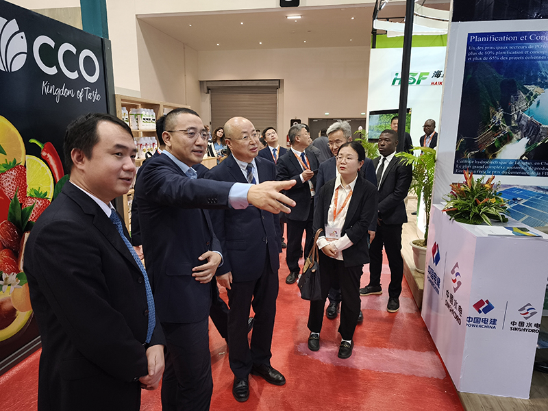 圖2-張興旺副部長視察中國電建展臺（供選擇）.jpg