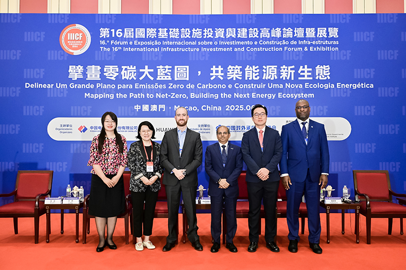 17 圓桌對(duì)話環(huán)節(jié)嘉賓合影.jpg