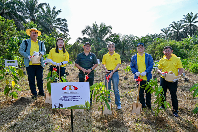 圖片1. 周家義與馬來西亞半島野生動(dòng)物及國(guó)家公園局(遷地保育組)首席助理主任大衛(wèi)__馬金丹博士等共同為活動(dòng)掀開序幕.jpg