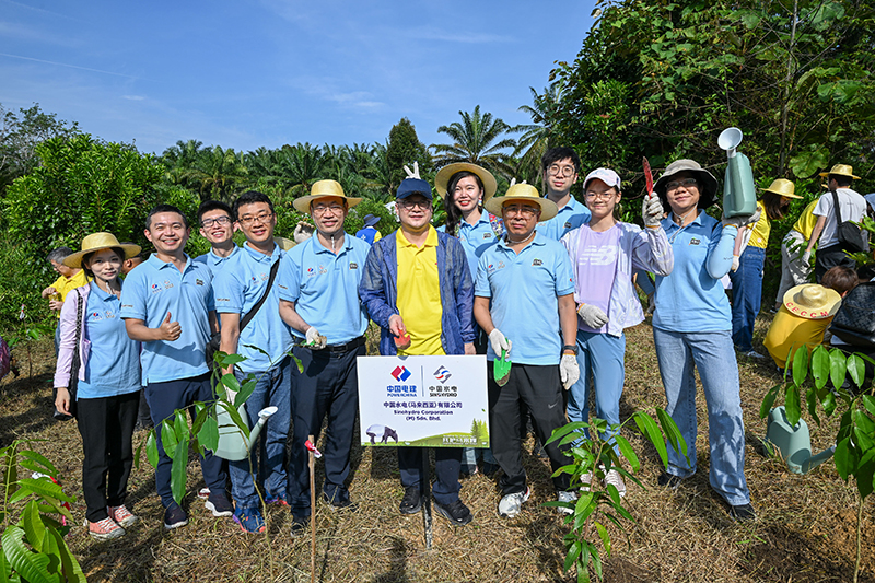 圖片2. 中國(guó)電建植樹合照.jpg