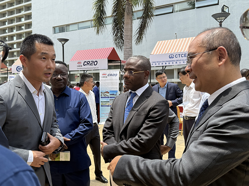 大使張斌與中電建交談2 .jpg