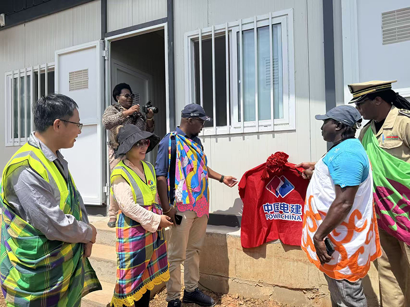 光伏項(xiàng)目4 部長揭牌.jpg